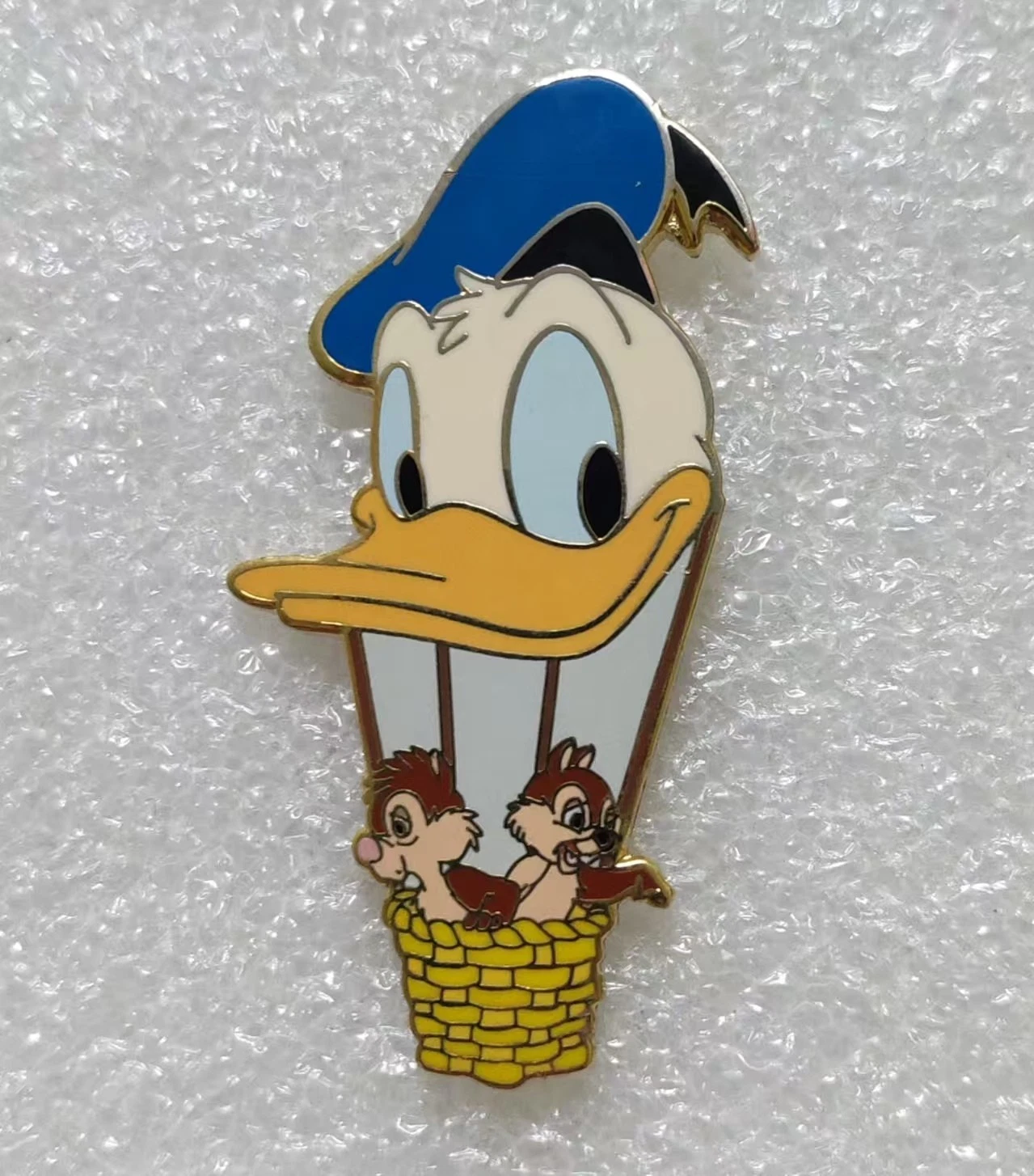 Disney DA Donald Duck Hot Air Balloon with Chip and Dale Pin (There's scratches)