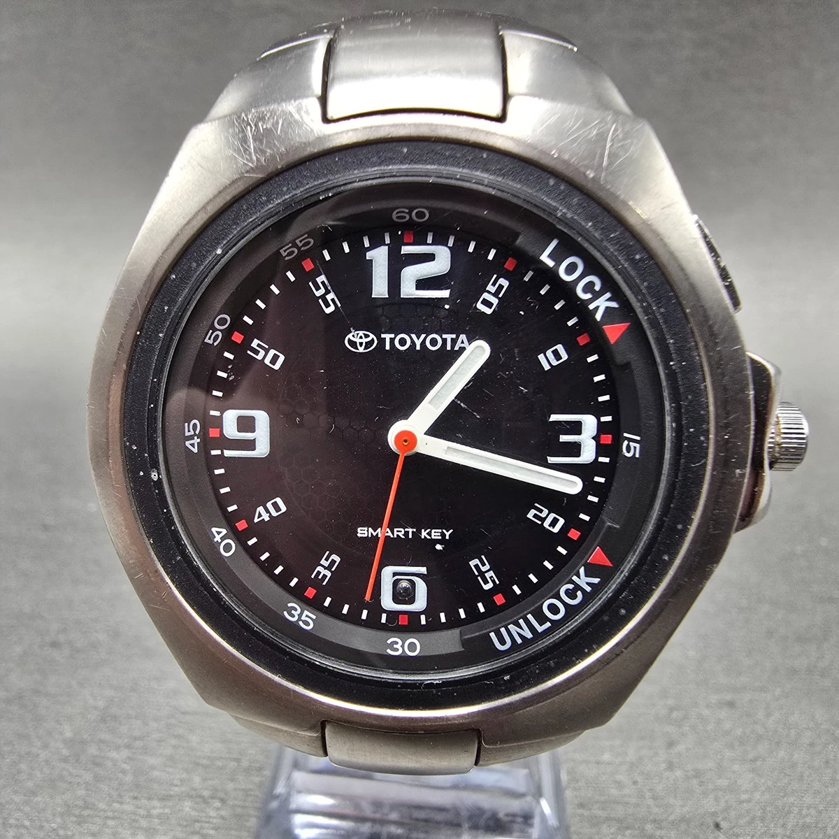 Reloj Citizen Toyota Llave Inteligente Hombre 44mm Esfera Negra Titanio Solar Redondo Funciona