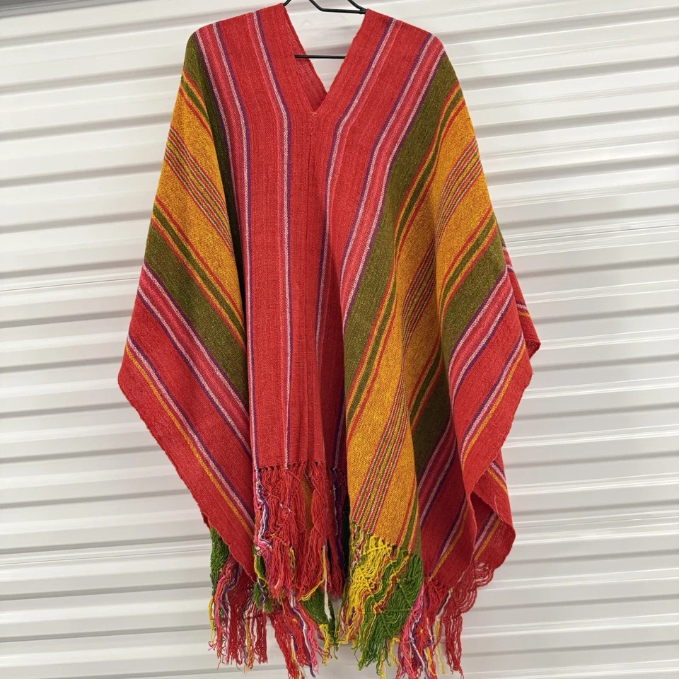 Poncho tradicional tejido a mano flecos a rayas vintage peruano? Foto 2 de 4