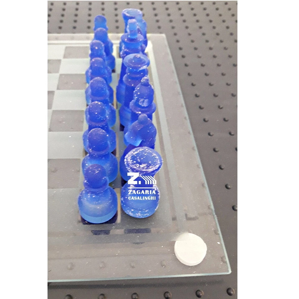 SCACCHI SCACCHIERA BASE IN VETRO PEDINE LUCIDE E SATINATE BLU CM 19,5 X 19,5 - Immagine 4 di 4