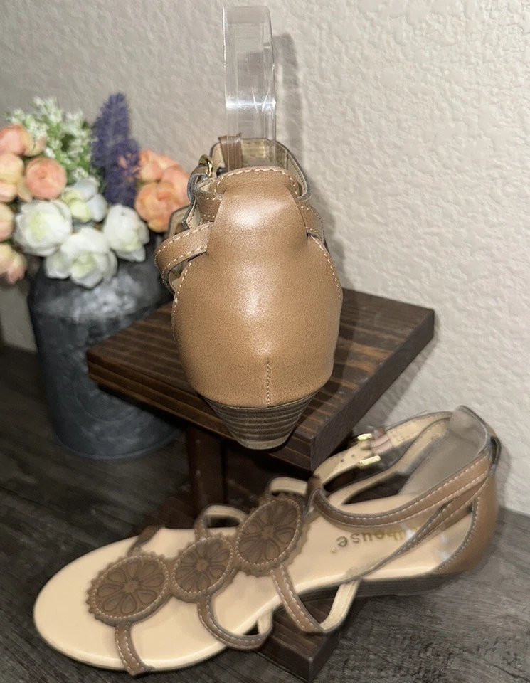 Sandalias de tacón con tiras medallón bohemio marrón para mujer Dollhouse Delilah talla 6,5 Foto 4 de 4