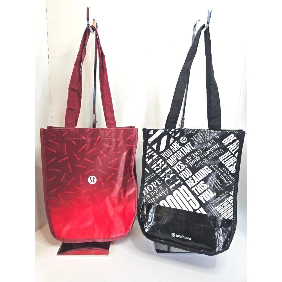Lote de 2 Bolsos de Mano Lululemon Rojo Ombre Logo Estampado Negro Blanco Palabra Impresión Foto 2 de 4
