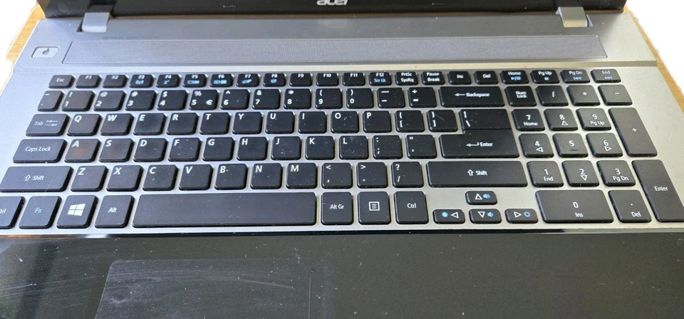 Portátil Acer Aspire V3 731-4477 15" VENDIDO COMO ESTÁ PARA REPUESTOS Foto 3 de 4