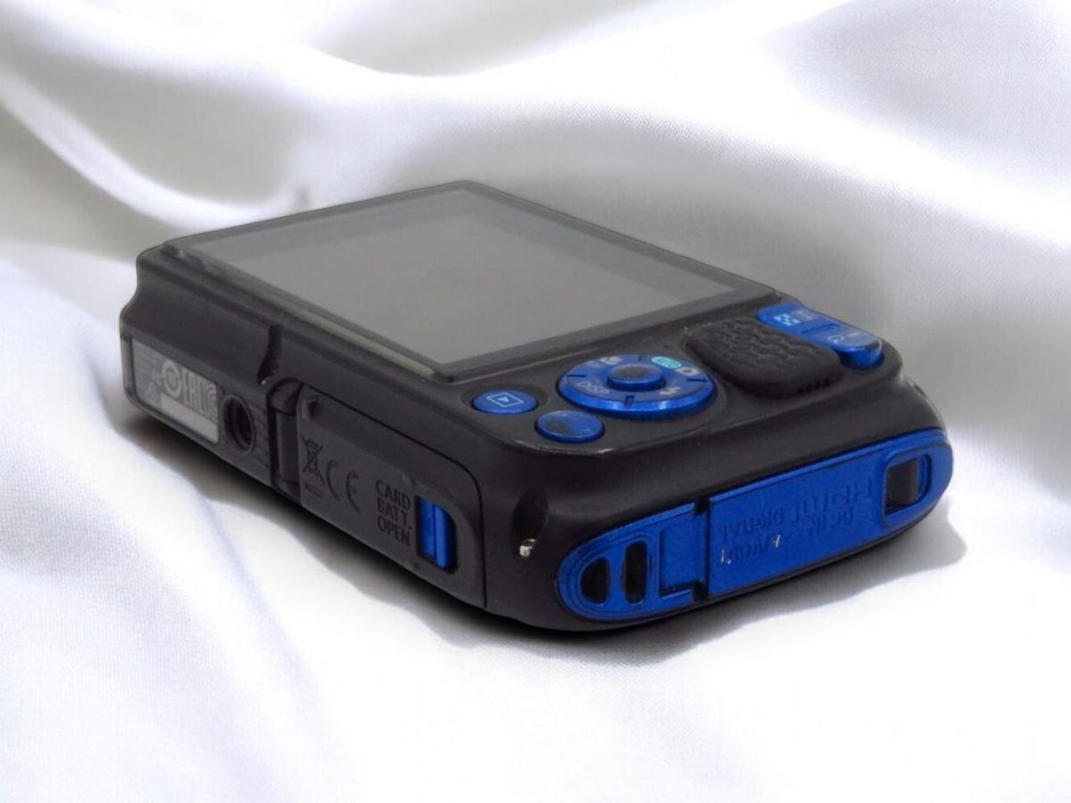 Near Mint】Canon PowerShot D30 Waterproof Digital Camera w/New