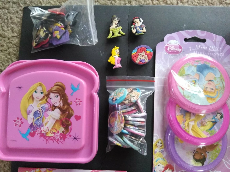 Favores de fiesta de princesas Disney, platos de almuerzo, tazas, tiara, botones Foto 2 de 4