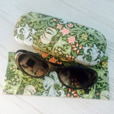 William Morris Hartbrillenetui mit goldener Lilie