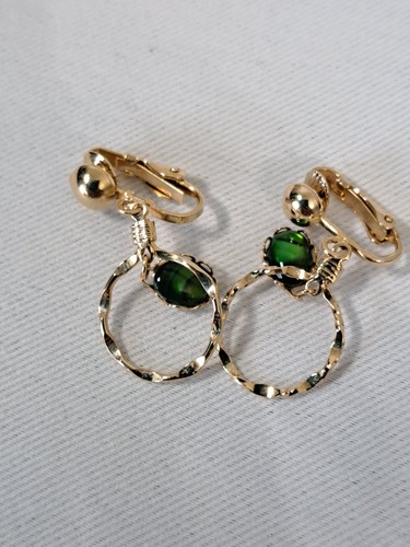 VTG Gold Tone and Faux Emerald Brooch and Clip On Dangle Earrings - Afbeelding 3 van 5