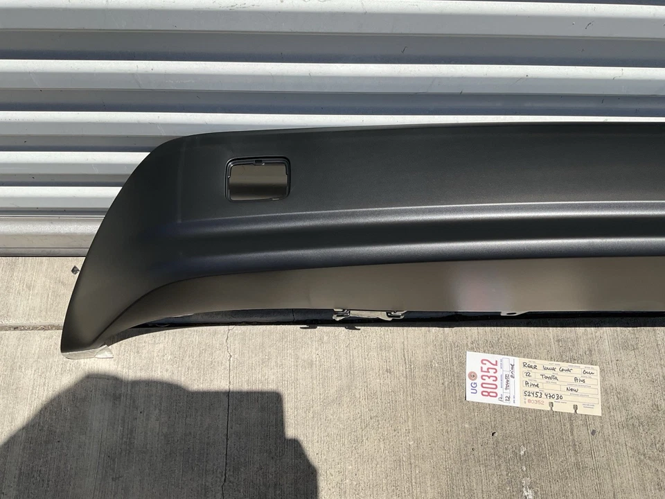 Toyota Prius Prime 2017 2022 parachoques trasero cenefa inferior OEM 52453 47030 Foto 4 de 4