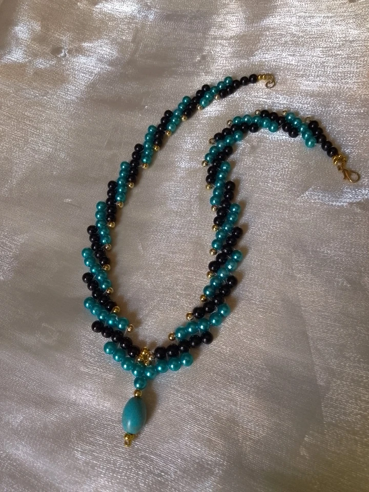 Collana Elegante Perle Nero Turchese Pendente Pietra Turchese Naturale  - Immagine 3 di 4