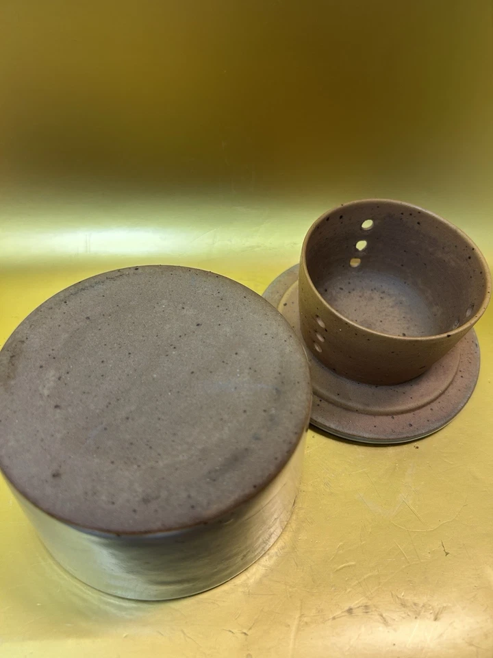 Arte de cerámica de estilo francés hecho a mano con campana de mantequilla de gres Foto 4 de 4