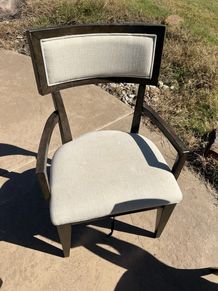 Juego de cuatro sillas laterales y de brazo Klaussner Regency, blancas y marrones (ENVIAR OFERTAS) Foto 3 de 4