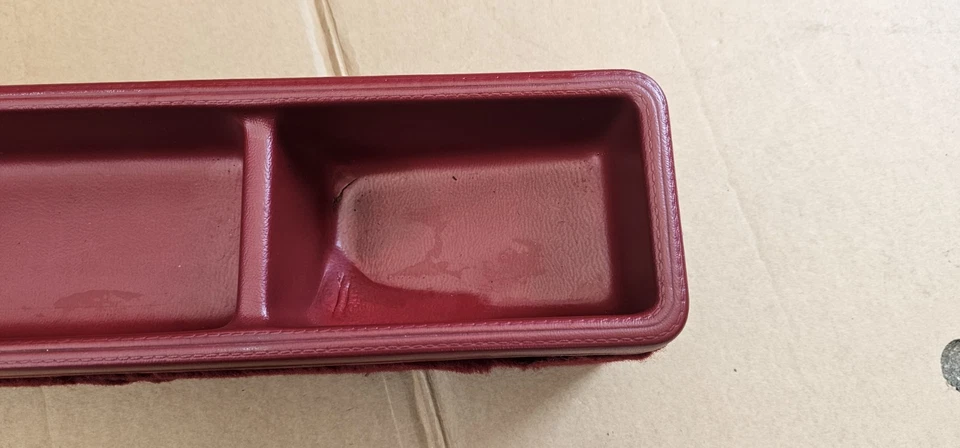 1979 1985 Cadillac Eldorado Barittz центральная консоль подлокотник хранения / красный - Изображение 2 из 4