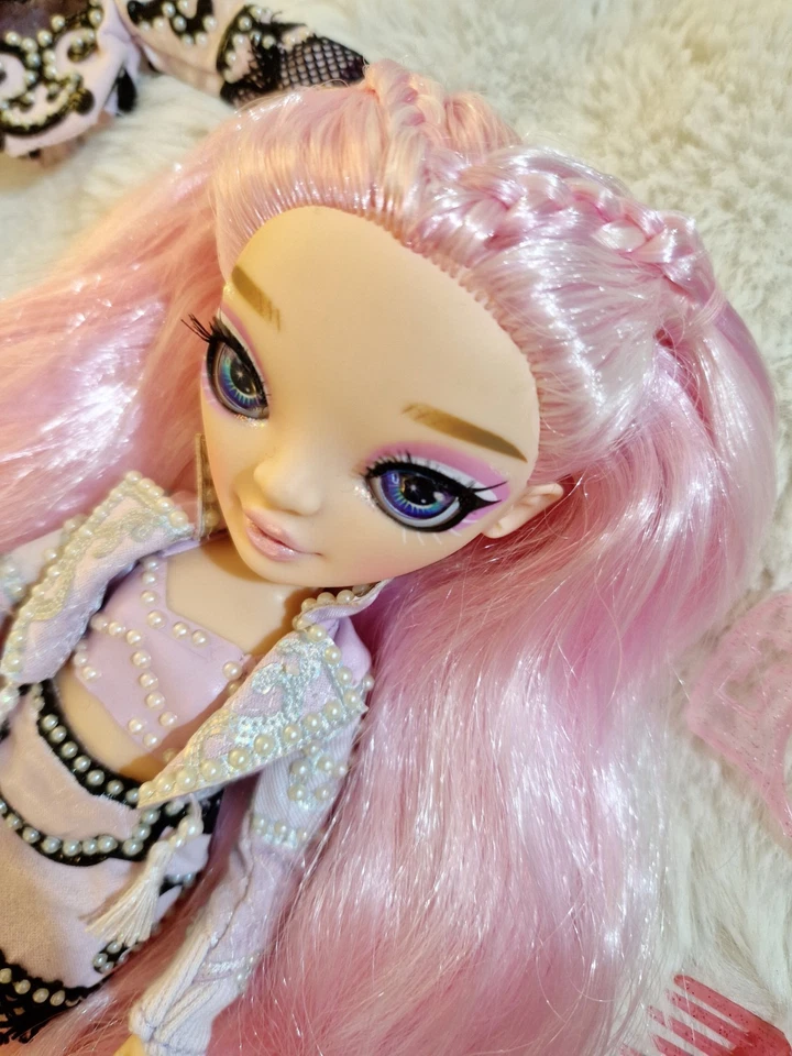 Rainbow High Minnie Choi Royal Three Kpop Doll - Image 4 of 4