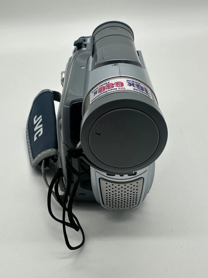 JVC GR-D30 Mini DV Camcorder W/Battery- TURNS ON- FOR PARTS- READ DESCRIPTION - Image 4 of 4
