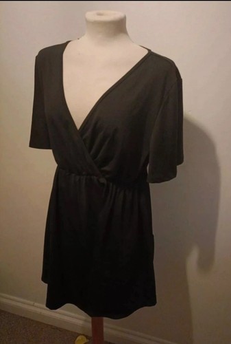 Original Shein Playsuit schwarz Größe M Einteiler Shorts V-Ausschnitt Kurzarm