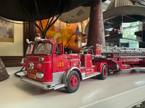 Seagrave TDA FDNY Ladder 103 Handmade Kitbash 1/32 - Picture 9 of 11