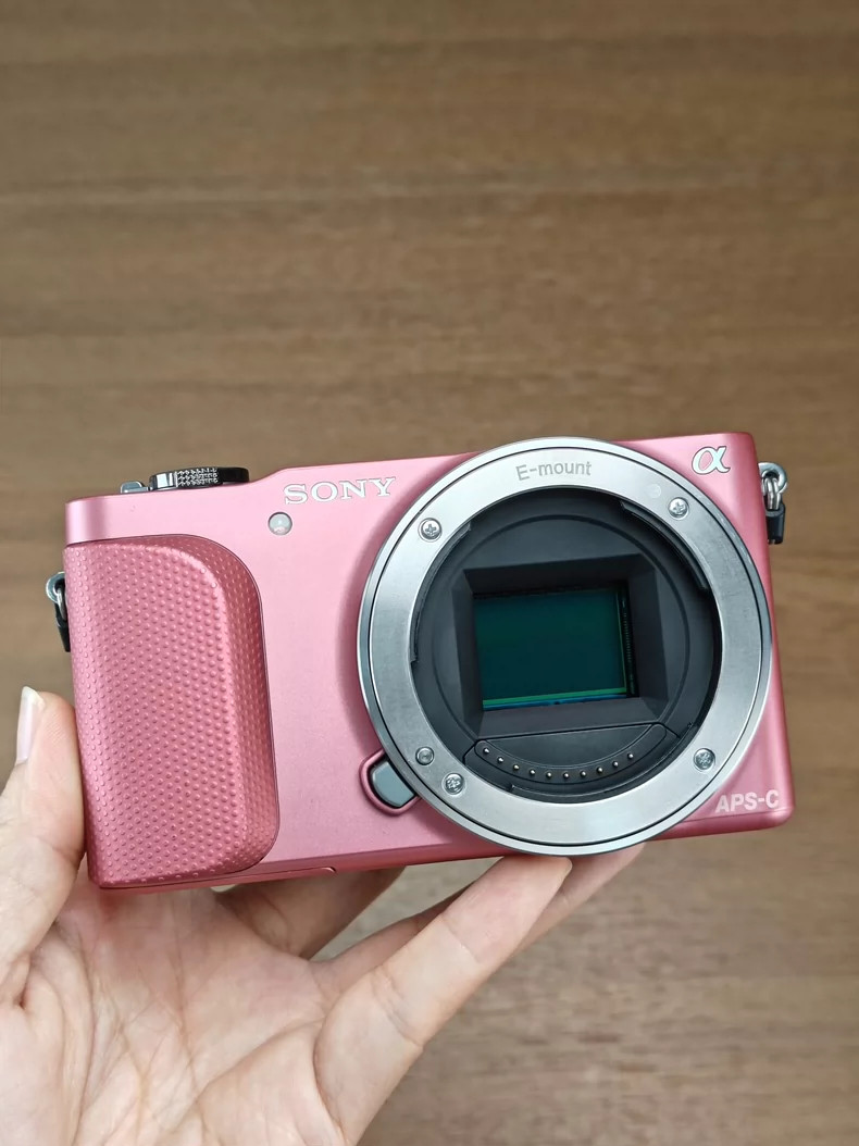 SONY NEX-3N ピンク ☆送料無料☆ Sony Alpha NEX-3N Flip Screen 16.1MP APS-C Digital Camera with 16