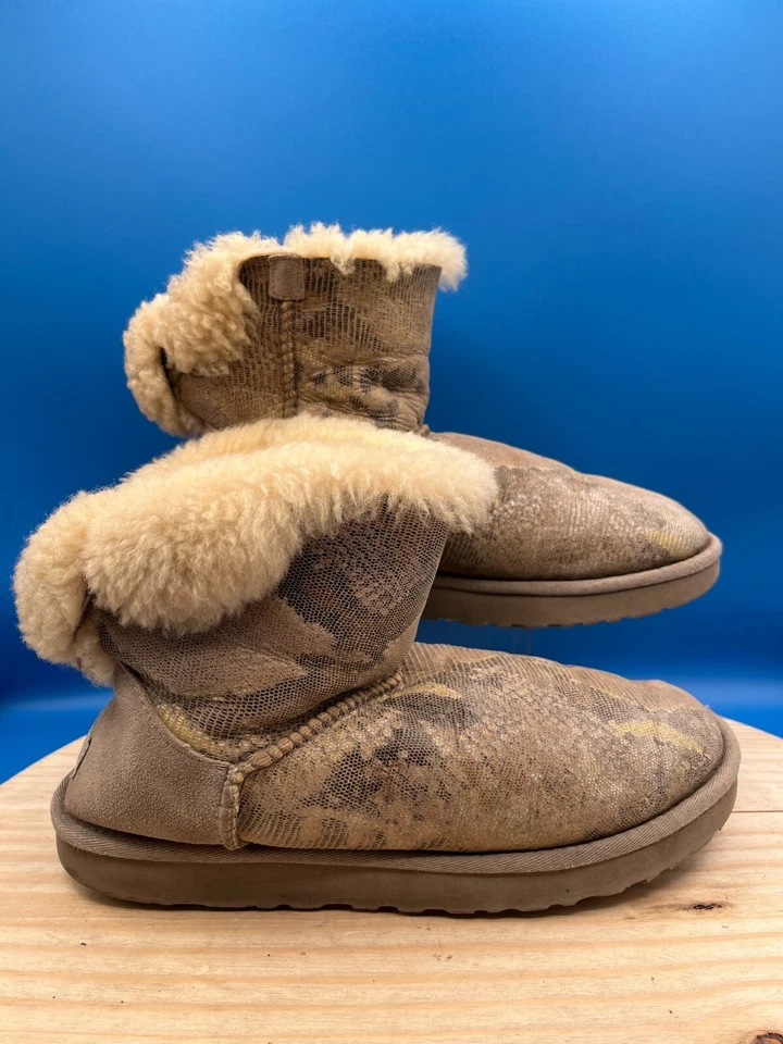 UGG мини Bailey бант снег ботинки женщин Sz 10/EU41 бежевый змея печати овчины - Изображение 2 из 4