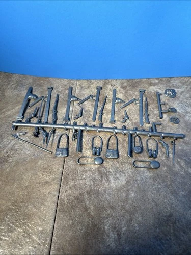 Marx Fort Apache  30/35 piece silver small weapons accessories sprue Read