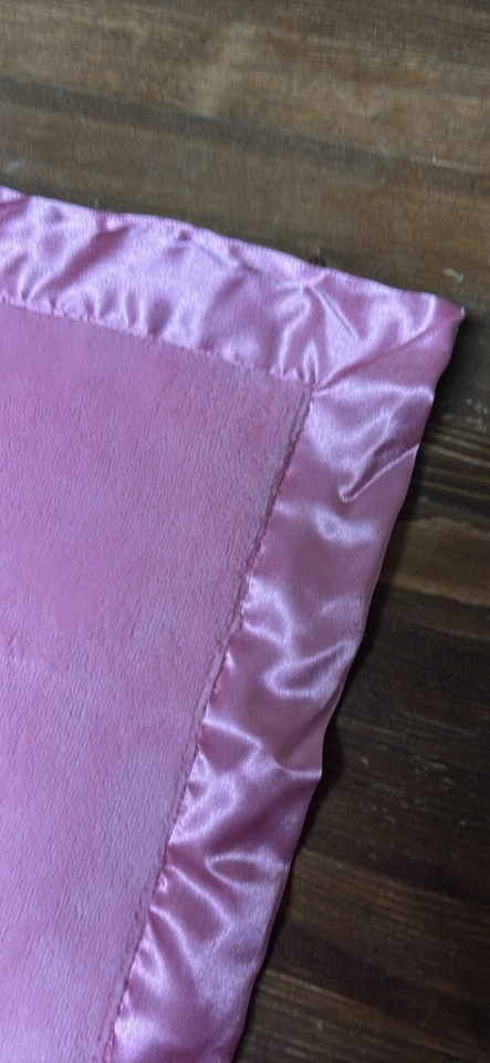 "Manta de seguridad para bebé UGG Lovey Lovie rosa felpa 13"" poliéster lavado a mano" Foto 4 de 4