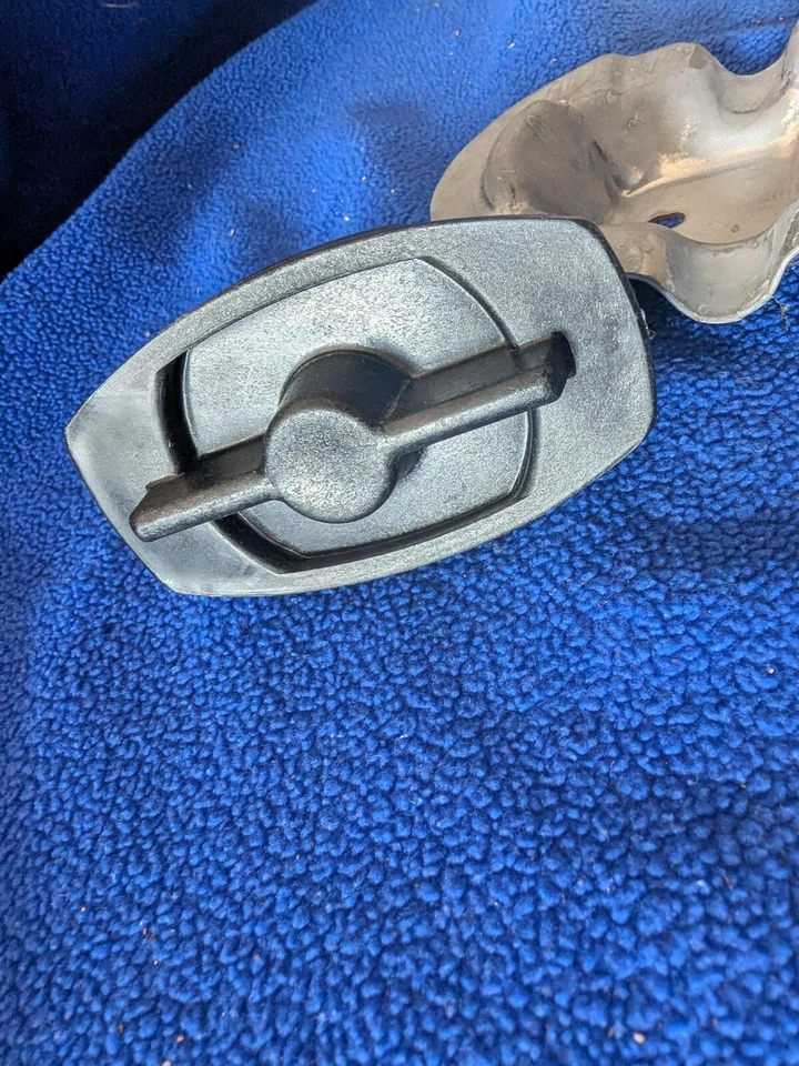 95-01 Geo Metro, Chevy Metro, Suzuki Swift neumático de repuesto tornillo retenedor OEM Foto 2 de 4