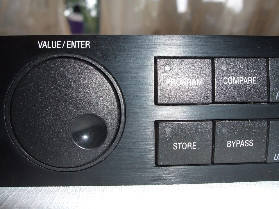 Alesis Q20 with 300 Programs including a SPECIAL SHADOWS Presets Eprom Good - Image 4 of 4