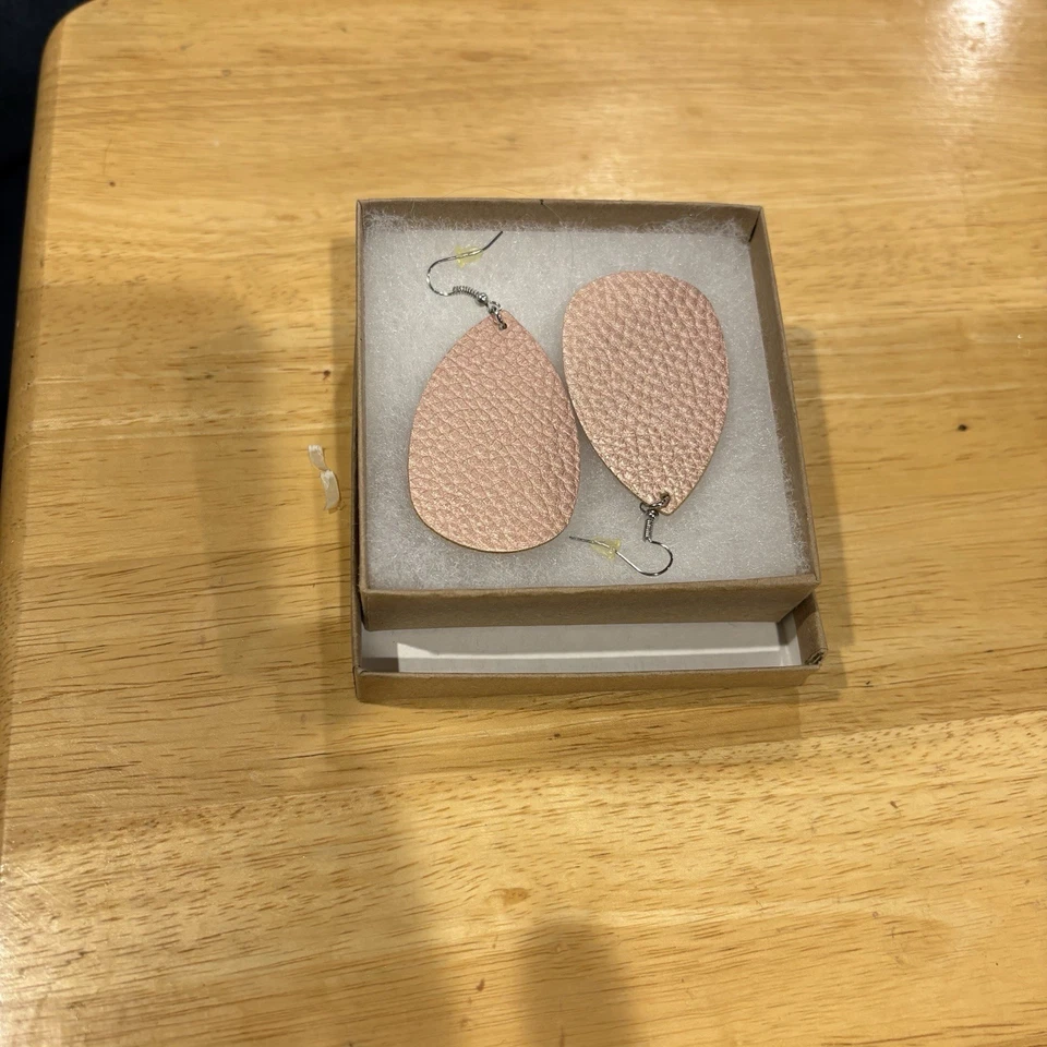 Elegantes Pendientes Lágrima Texturizados Color Oro Rosa Cuero 3” Nuevos Foto 2 de 3