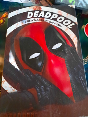 Deadpool Action-Figur 1:6 mit Zubehör & austauschbaren Händen rot/schwarz