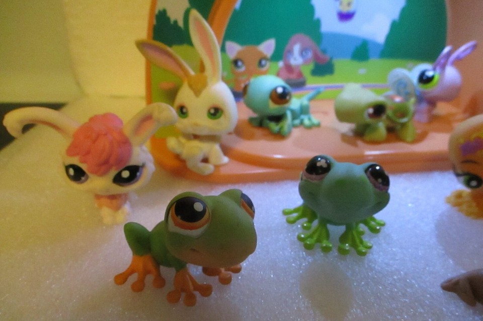 Littlest Pet Shop Lightup stage & 13 animals eBay
