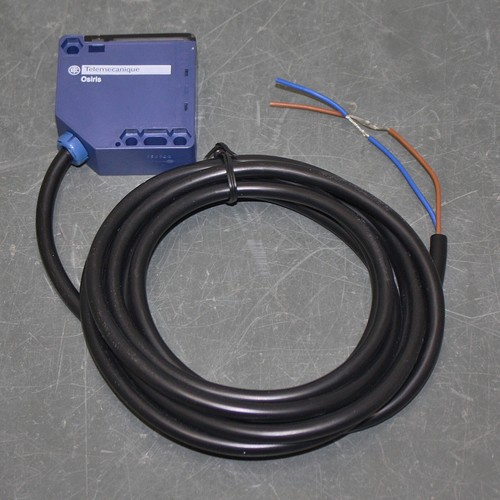 Telemecanique Photoelectric Sensor Transmitter XUK2ARCNL2T, 24-240V AC / DC - Picture 2 of 5