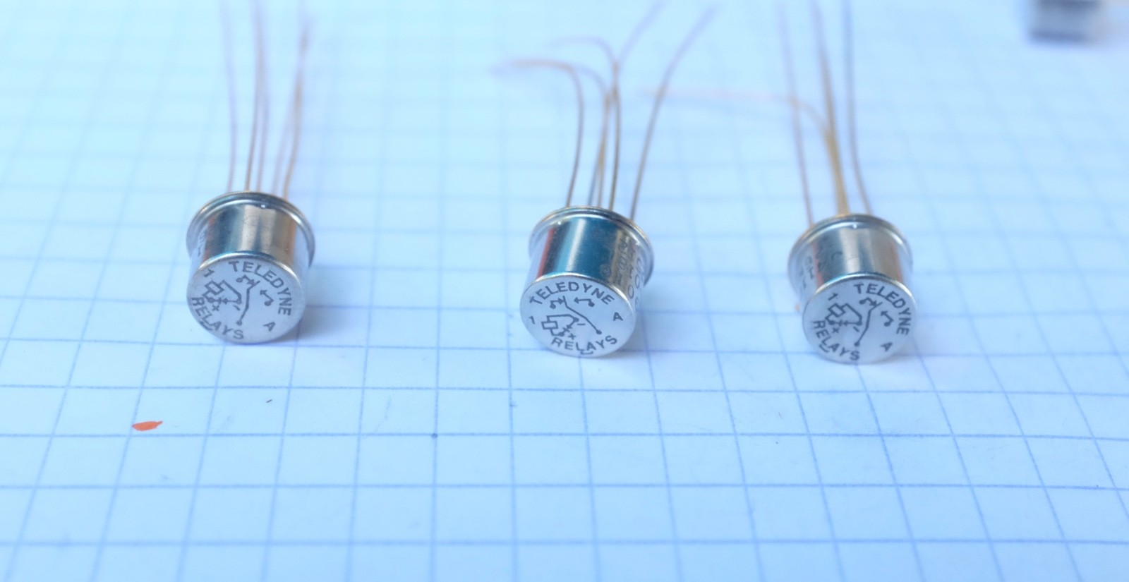 Relais ultra-miniature Teledyne J411D-26WL militaire NOS pour circuits imprimés