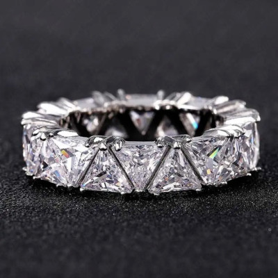 Full Eternity 4,75 kt dreieckiger Moissanit Ehering Ring 14 K Weißgold