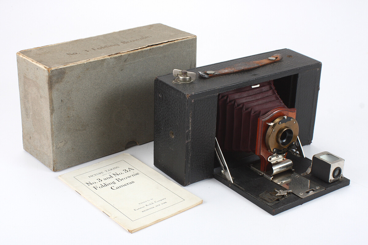 KODAK NO. 3 FOLDING BROWNIE MODEL C, BURGUNDY BELLOWS, BOXED, AS-IS/cks/198417