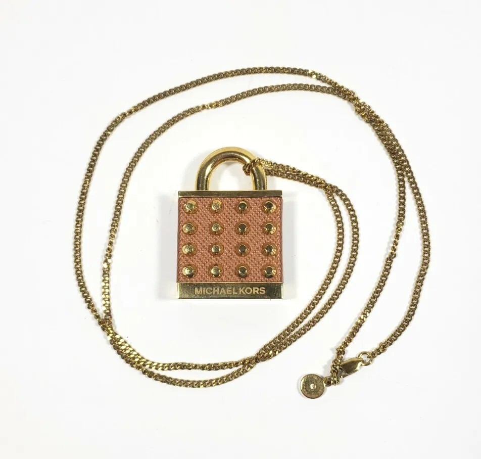 Total 30+ imagen michael kors gold paper clip necklace Abzlocal.mx