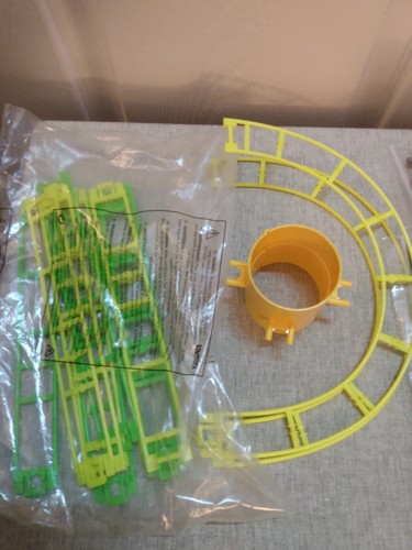 K'NEX Roller Coaster & Starburst Spinner Thrill Rides 990 Knex Pieces & 3 Motors - Picture 6 of 13