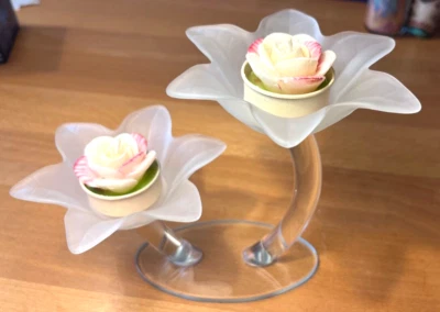 Blüten-Kerzenhalter aus Glas für 2 Kerzen 15cmx17x10cm, 2 Blütenkerzen modern - Bild 1 von 4
