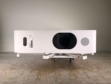 HITACHI CP-WU5500 WUXGA CONFERENCE ROOM PROJECTOR 2 LAMP HOURS W/ MOUNT