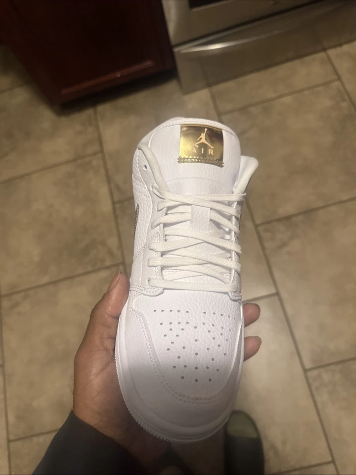 Talla 9 - Air Jordan 1 Retro Bajo Blanco Metálico Dorado Sin Top Foto 3 de 4