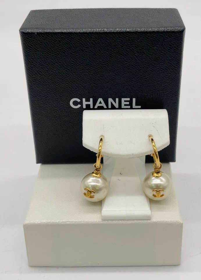 Auténtico juego de 2 pendientes Chanel cuadrados Boko 2_3 y perlas de coco con caja SK110492 - Imagen 2 de 4