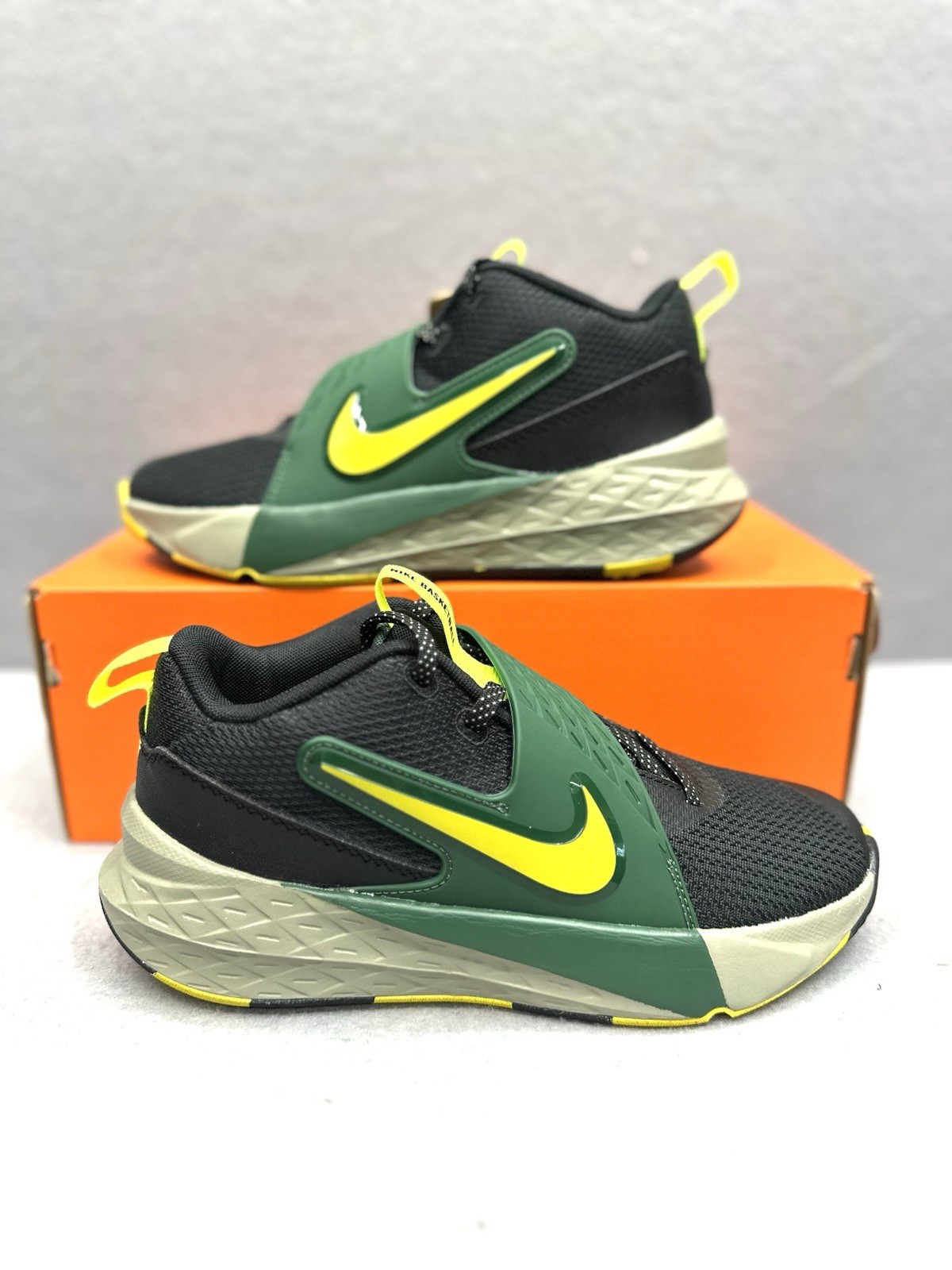 NEW Nike Team Hustle D 12 Big Kids Basketball Shoes Size 5 Youth US Black/Green