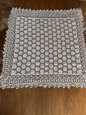 Vintage Handarbeit Häkelspitze Tischdecke 32'' Quadrat Blumen Gänseblümchen Bordüre Cottagecore
