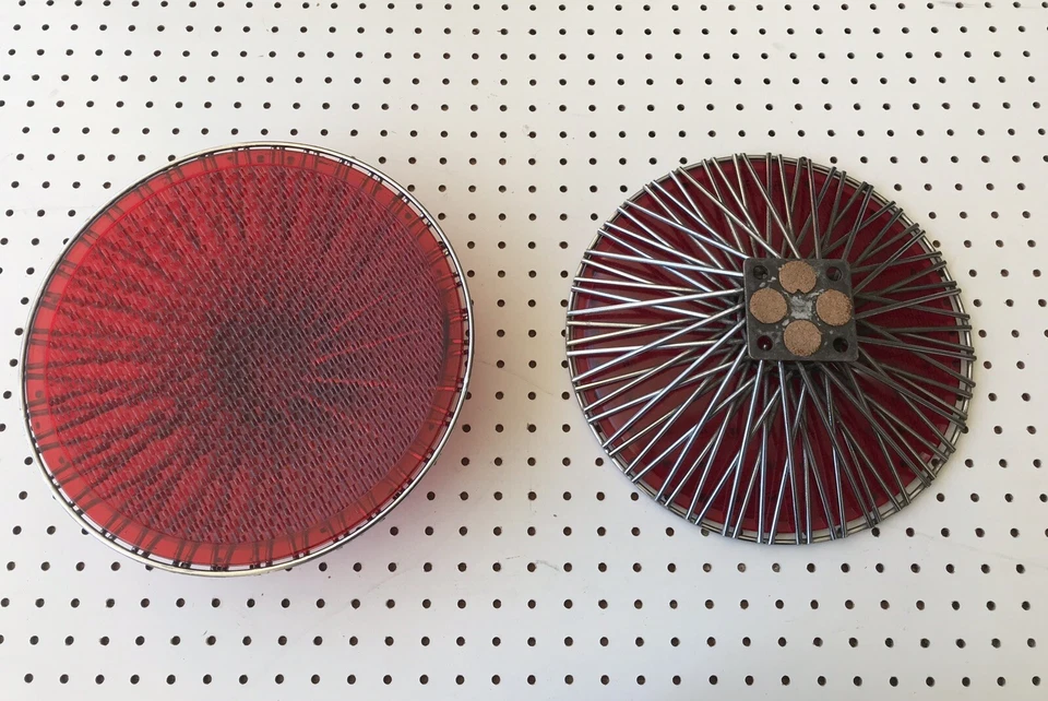 Par único de soportes de accesorios de exhibición de mesa industriales diseñados para mediados de siglo Foto 4 de 4