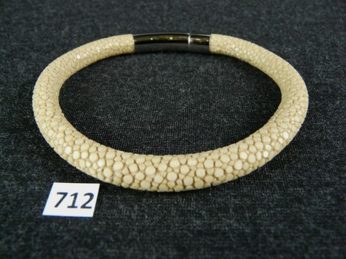 712) Bracciale in pelle di razze con chiusura a leva in acciaio inox / Stingray Leather - Foto 2 di 6