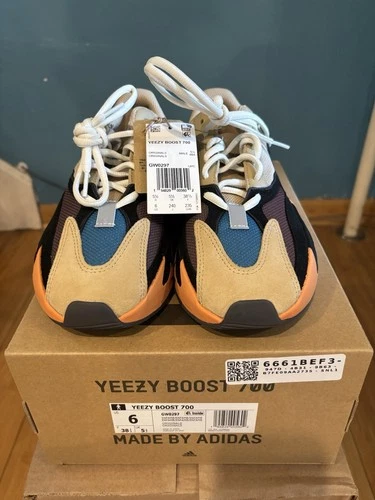 Adidas Yeezy Boost 700 Enflame Amber Größe 6M Brandneu