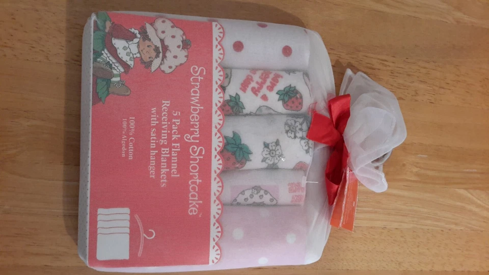 Pacote com 5 cobertores de recepção de flanela com cabide de cetim algodão morango shortcake - Imagem 2 de 4