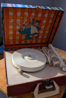VTG Vanity Fair Childs Raggedy Ann & Andy Record Player Model 104