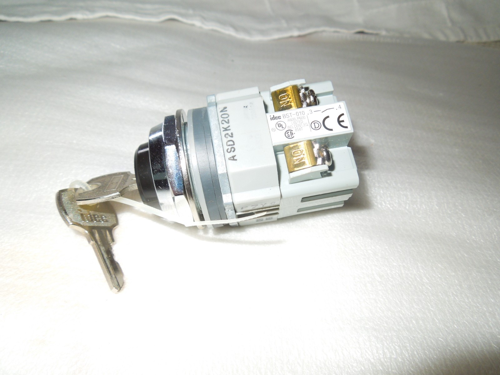Idec BST-010 2-Position Maintained Key Switch with keys