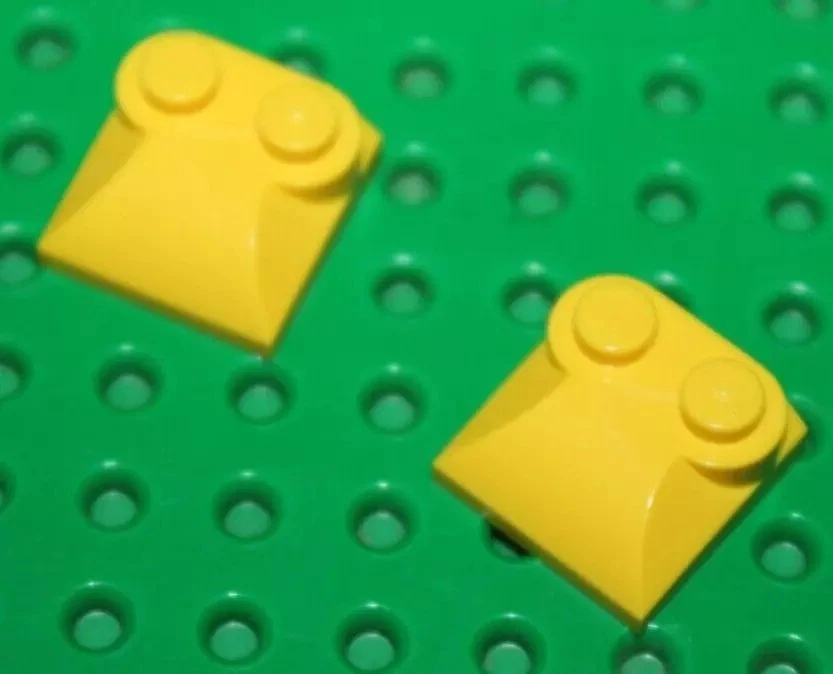 Lego Yellow Slope Brick ref 47457 set 76052 4429 76078 76223 5884 60125 76003 - Photo 1/1