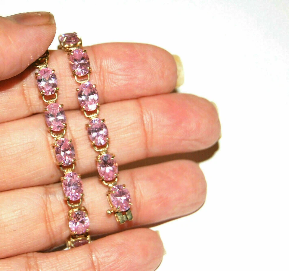 Brazalete de tenis para mujer de zafiro rosa creado en laboratorio ovalado de 9 quilates acabado en oro amarillo de 14 quilates Foto 2 de 4