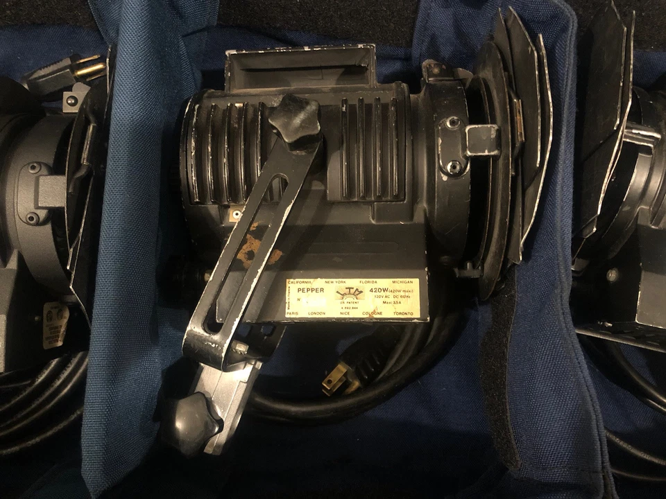 Kit de luces LTM (5 piezas) 3-420w, 2-100w, con soportes de luz para puertas de granero, bombillas y estuche Foto 3 de 4